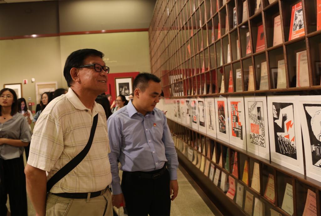 樊勇、梅阳老师观看书墙